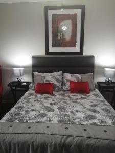A bed or beds in a room at Joy on Joyce