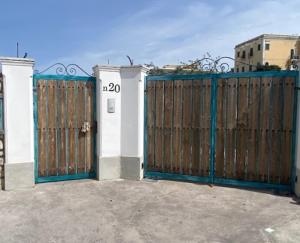 para bram z numerami na nich w obiekcie Numero20 B&B w mieście Anacapri