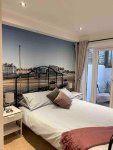 Gallery image of Beach Retreat, Stones Throw Away from Beach in Margate