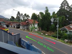 an image of a road with a green arrow and a green arrow pointing to at Penginapan atau Kontrakan Rumah Ciwidey 1 Ruangan 2 Kasur Dewasa Kamar Mandi Dapur Dalam Sewa Harian Mingguan Bulanan Tahunan Boleh in Ciwidey