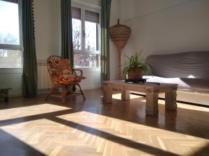 Zimmer mit einem Bett, einem Tisch und einem Stuhl in der Unterkunft Casa Paseo del Tajo-CON PARKING GRATIS - 3 habitaciones in Toledo