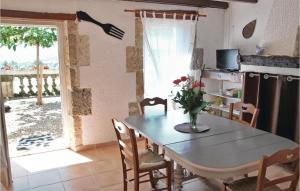 comedor con mesa, sillas y ventana en Gorgeous Home In Lavardac With Kitchen, en Lavardac