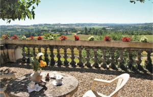 balcón con mesa, sillas y flores en Gorgeous Home In Lavardac With Kitchen, en Lavardac