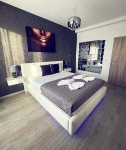 una camera con un grande letto bianco di Elite Penthouse - Netflix free a Braşov