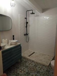 ein Bad mit einer Dusche, einem Waschbecken und einem WC in der Unterkunft BORBOLETA AZUL ALOJAMIENTO TURISTICO in Villarreal