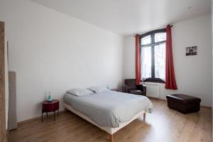 - une chambre avec un lit et une fenêtre avec des rideaux rouges dans l'établissement L'escapade Dieppoise - 3 chambres, 1er étage, à Dieppe