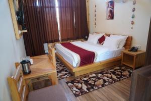 Postel nebo postele na pokoji v ubytování HOTEL DEV CHHAYA