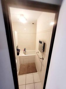 Ένα μπάνιο στο Appartement 2 chambres CENTRE VILLE au calme