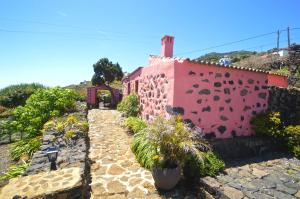 un edificio rosa con plantas delante en Sabina, en Mazo