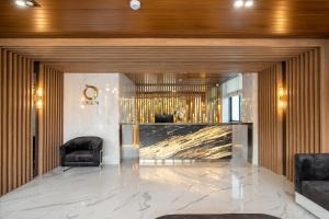 een lobby met 2 stoelen en een receptie bij ORION Hotel & Residence Bangna in Bangkok