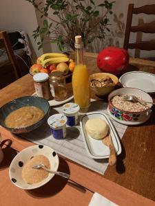 uma mesa com um monte de comida em Le patio de Xénia em Charité-sur-Loire