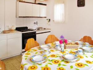 Kuchyňa alebo kuchynka v ubytovaní Holiday Home Salvia by Interhome