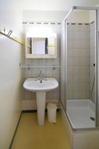 Uma casa de banho em Apartment Plagne Centre 2 - LAP172 by Interhome