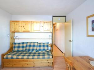 Uma cama ou camas num quarto em Apartment Plagne Centre 2 - LAP172 by Interhome