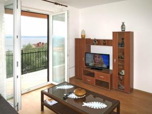 een woonkamer met een tv en een tafel bij Apartment Elsa - LBN108 by Interhome in Ravni