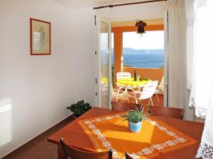 een eetkamer met een tafel en uitzicht op de oceaan bij Apartment Elsa - LBN108 by Interhome in Ravni