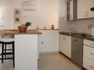 Kuchyň nebo kuchyňský kout v ubytování Apartment Marinella-1 by Interhome
