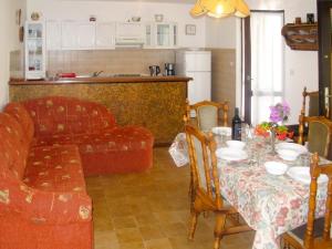 ein Wohnzimmer mit einem Tisch und einem Sofa in der Unterkunft Apartment Violetta - LBN201 by Interhome in Labin