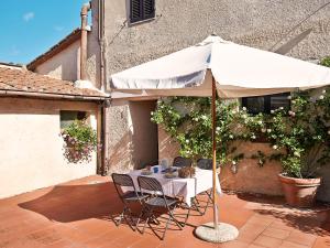 een tafel met een parasol op een terras bij Apartment Bardeggiano - Caterina 3 - COL246 by Interhome in Belvedere