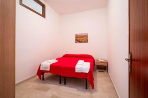 カステッランマーレ・デル・ゴルフォにあるRESIDENCE FEDERICAの白い部屋の赤いベッド(赤い毛布付)