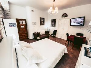 TV a/nebo společenská místnost v ubytování Pensión Antonio Guesthouse