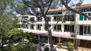 una vista exterior del hotel en Hôtel de la Plage - HDLP en Bormes-les-Mimosas