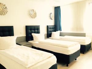 Łóżko lub łóżka w pokoju w obiekcie Hotel Waldhorn