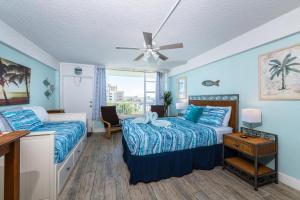 een slaapkamer met 2 bedden en een plafondventilator bij I Need A Vacay Now! Remodeled Studio in Daytona Beach
