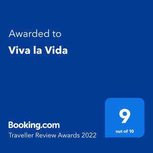 Sertifikat, penghargaan, tanda, atau dokumen yang dipajang di Viva la Vida