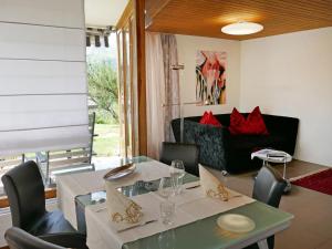Posezení v ubytování Apartment Chesa Piz Cotschen 2 by Interhome
