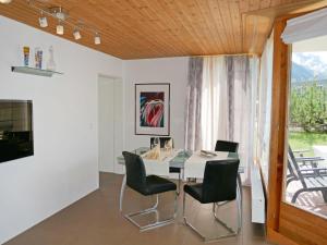 TV a/nebo společenská místnost v ubytování Apartment Chesa Piz Cotschen 2 by Interhome