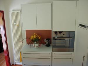 Köök või kööginurk majutusasutuses Holiday Home Ar Ronchée N- 9 by Interhome