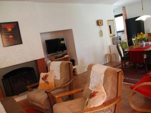 Televiisor ja/või meelelahutuskeskus majutusasutuses Holiday Home Ar Ronchée N- 9 by Interhome