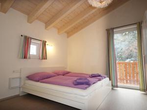En eller flere senger på et rom på Chalet am Arlberg by Interhome