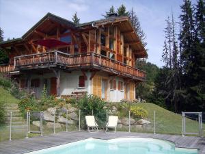 une maison avec un balcon et une piscine dans l'établissement Chalet L'Epachat by Interhome, à Mémontel