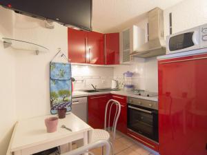 カップ・ダグドにあるApartment Le Florid-5 by Interhomeのキッチン(赤いキャビネット、赤い冷蔵庫付)