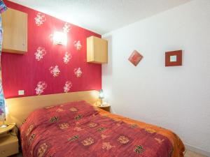 カップ・ダグドにあるApartment Le Florid-5 by Interhomeの赤い壁のベッドルーム1室