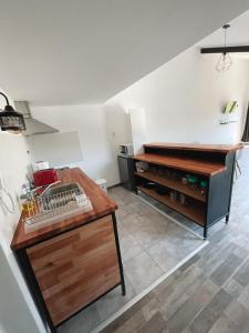una cucina con ripiano in legno in una camera di Bella Vista 2! a Esquel