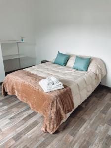um quarto com uma cama com duas toalhas em Bella Vista 2! em Esquel