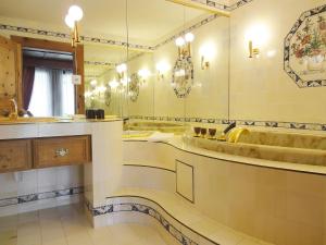 蓬特雷西納的住宿－徹薩米索酒店，带浴缸、水槽和镜子的浴室