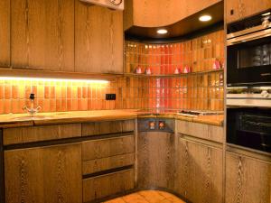蓬特雷西納的住宿－徹薩米索酒店，厨房配有木制橱柜、水槽和炉灶。