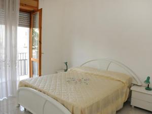 パエストゥムにあるApartment Parco Tigli-1 by Interhomeの窓付きの客室の白いベッド1台