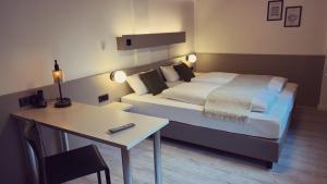 Łóżko lub łóżka w pokoju w obiekcie Hotel Waldhorn