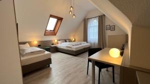 pokój hotelowy z dwoma łóżkami i stołem w obiekcie Hotel Waldhorn w Stuttgarcie