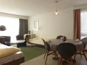 ヴェンゲンにあるApartment Residence by Interhomeのリビングルーム(ダイニングテーブル付)、ベッドルーム1室が備わります。