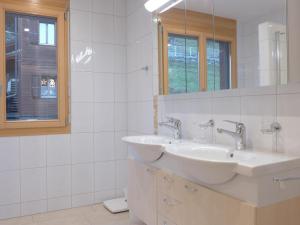 Ένα μπάνιο στο Apartment Bella Vista Apt- No- 10 by Interhome