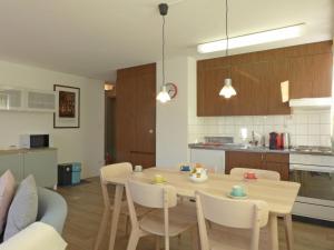 Virtuve vai virtuves zona naktsmītnē Apartment Tschingelhorn by Interhome