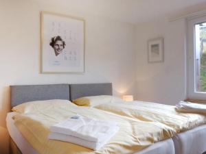 Ένα ή περισσότερα κρεβάτια σε δωμάτιο στο Apartment Tschingelhorn by Interhome