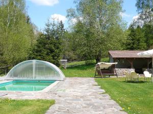 Bazén v ubytovaní Holiday Home Benešov nad Černou by Interhome alebo v jeho blízkosti