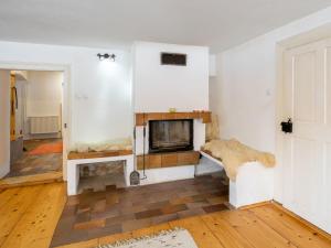 Televízia a/alebo spoločenská miestnosť v ubytovaní Holiday Home Benešov nad Černou by Interhome